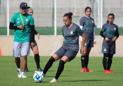 Una de las cinco refuerzos del Santos Laguna Femenil para la presente campaña, Michelle Vargas, jugará hoy en la tierra que la vio nacer. (ESPECIAL)