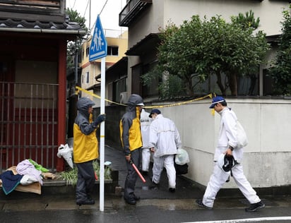 Un centenar de investigadores comenzaron hoy los trabajos en los estudios de animación de la ciudad japonesa de Kioto donde un incendio intencionado causó este jueves 33 muertos, la mayoría de ellos al quedar atrapados en una escalera cuando intentaban salir a la azotea. (EFE)