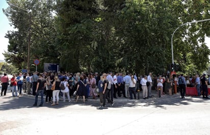 Un terremoto de magnitud 5.1 en la escala de Richter sacudió este mediodía la capital de Grecia y dejó una persona herida y diversos daños en estructuras, según informó el Instituto Geodinámico del Observatorio Nacional de Atenas. (EFE)