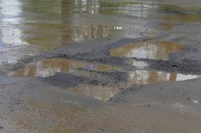 En el sitio hay gran cantidad de baches en el pavimento, uno tras otro, en los que se ha llegado a acumular agua. (EL SIGLO DE TORREÓN)