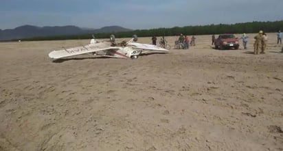 El personal de Bomberos, Protección Civil y de la Policía ubicaron una aeronave fumigadora desplomada, con las llantas hacia arriba y dentro de la misma al piloto. (EL SIGLO DE TORREÓN)