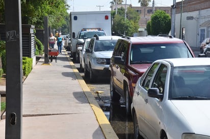 A pesar de la señalética que hay, que prohíbe el estacionamiento, los ciudadanos hacen caso omiso.