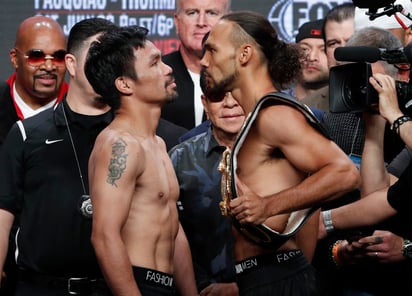 El filipino Manny Pacquiao (i) es favorito para derrotar hoy a Keith Thurman.