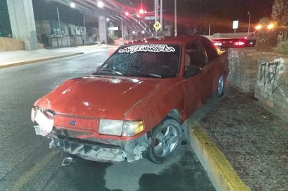 Joven alcoholizado protagoniza choque en calles de Torreón; se impacta contra un poste de la Comisión Federal de Electricidad.