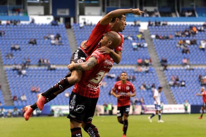 Camacho (i) y Nahuelpan (d) festejan tras anotar ante Puebla.