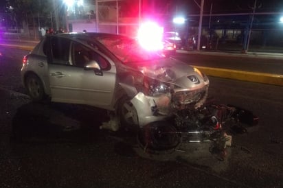 El vehículo sedán impactó con la parte frontal a la motocicleta donde viajaba el hoy occiso.