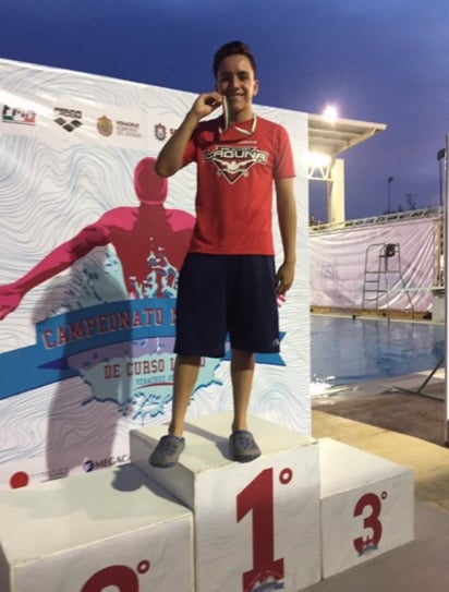 Joshua Fernández Hernández luce orgulloso su medalla ganada en este importante certamen celebrado en Boca del Río, Veracruz.