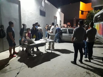 Agentes de Fuerza Coahuila montaron un operativo de revisión de vehículos y personas. (EL SIGLO DE TORREÓN)