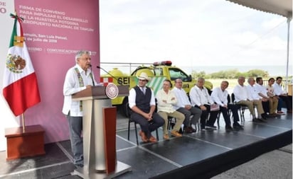 El mandatario federal reconoció que se trata de trámites que son muy tardados. (ESPECIAL)
