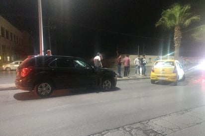 Veloz taxista protagoniza choque, después de impactar una camioneta terminó volcado. (EL SIGLO DE TORREÓN)