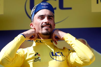 Julian Alaphilippe acabó segundo ayer, y sigue de líder. (EFE)