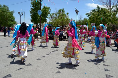 Las mujeres no dejaron de manifestar su devoción al Divino Niño a través de la danza, pese a los rayos del sol que se dejaban sentir con intensidad. (EDITH GONZÁLEZ)