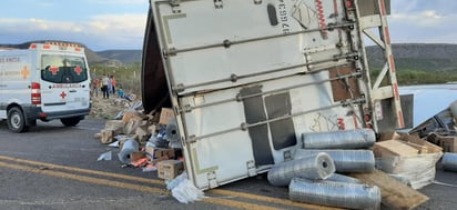 El tráiler de color blanco iba cargado con herramientas y productos de ferretería, salió del estado de Hidalgo y tenía como destino la ciudad de Chihuahua. (EL SIGLO DE TORREÓN)