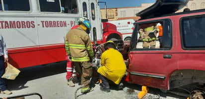 A fin de mejorar sus tiempos de respuesta y atención, y como parte de su capacitación teórica y práctica, cuerpos de seguridad y rescate participaron en un simulacro con decenas de lesionados. (EL SIGLO DE TORREÓN/GUADALUPE MIRANDA)