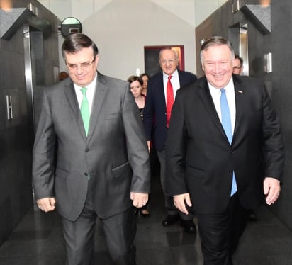  Los senadores del PRI, Manuel Añorve, y de Morena, Salomón Jara, destacaron que la visita a México del secretario de Estado de Estados Unidos, Mike Pompeo, puede abrir la puerta a una ruta de colaboración y no de subordinación, y dijeron que revela la madurez y fortaleza de la relación. (EFE)