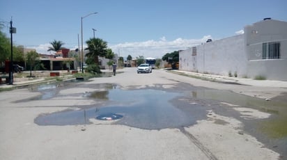 Llaman a las autoridades municipales para que una cuadrilla del Simas Torreón revise y repare los drenajes de uno de sus cruceros. (EL SIGLO DE TORREÓN)