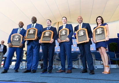 De izquierda a derecha, Harold Baines, Lee Smith, Édgar Martínez, Mike Mussina, Mariano Rivera y Brandy Halladay, viuda del fallecido Roy Halladay, con las placas al ser exaltados al Salón de la Fama.