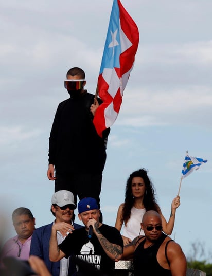 Marcha. Bad Bunny y René Pérez 'Residente', lideraron junto a Ricky Martin una manifestación masiva contra el mandatario.