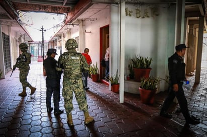 Según reportes policiacos, fue a las 8:00 horas cuando las corporaciones recibieron la llamada de emergencia. En el establecimiento Mister Bar presuntamente habían atacado a tiros a los comensales. (EFE)
