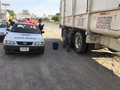 Resultó lesionado de gravedad luego de que fue impactado por un tráiler sobre el bulevar Ejército Mexicano. (EL SIGLO DE TORREÓN)