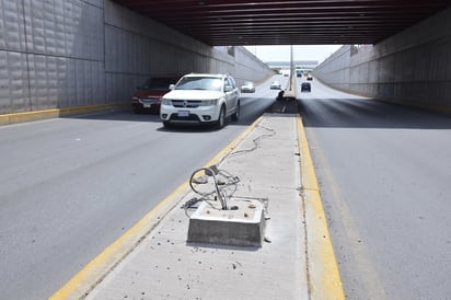 Autoridades no han acudido a reponer la luminaria, pese a la necesidad de ésta para alumbrar. (EL SIGLO DE TORREÓN)