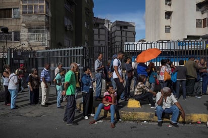 El servicio eléctrico en Venezuela, que es controlado por la estatal Corpoelec, suma al mediodía de este martes más de 20 horas funcionando con intermitencias. (EFE)