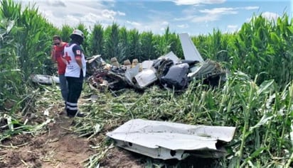 El desplome ocurrió sobre el campo número 13, poco después de que la avioneta tipo PIPER PA-30 con matrícula XB-OYB despegó del aeródromo XATM del Aeroclub Manitoba rumbo a Durango. (ESPECIAL)