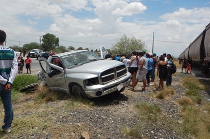 La camioneta intentó ganarle el paso al tren y fue impactada por la máquina, tres mujeres resultaron lesionadas. (EL SIGLO DE TORREÓN)