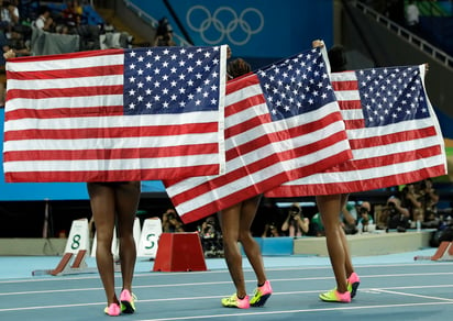 La campeona Brianna Rollins (c), la medallista de plata Nia Ali (i) y la medallista de bronce Kristi Castlin, todas estadounidenses, tras la final de los 100 metros con vallas de los Juegos Olímpicos de Río de Janeiro.