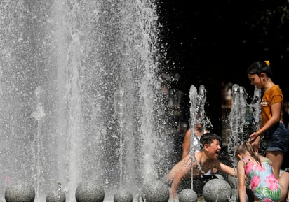 Registra temperaturas que superan los 40 grados en gran parte del continente y que han obligado a tomar medidas especiales. (AP)