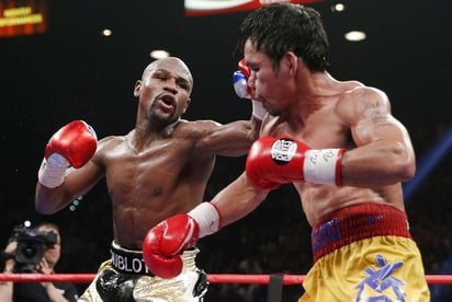 Floyd Mayweather (i) derrotó en 2015 a Manny Pacquiao; ambos boxeadores discutieron en redes sociales, calentando una posible revancha.