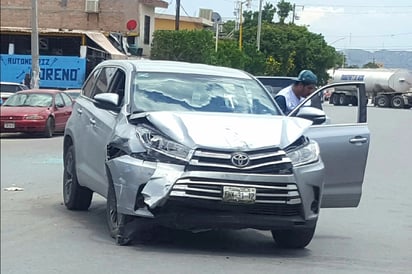 Ambas unidades presentaron daños materiales de consideración en su carrocería tras el accidente vial. (EL SIGLO DE TORREÓN)