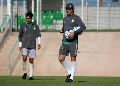 El estratega uruguayo durante la práctica matutina que sostuvieron sus dirigidos en las canchas del Territorio Santos Modelo.