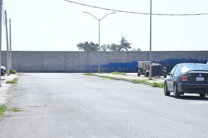 Se refirió al caso específico de la avenida Allende, misma que a la altura de la colonia San Felipe se encuentra bloqueada por un muro de bloques desde hace varios años. (FERNANDO COMPEÁN)