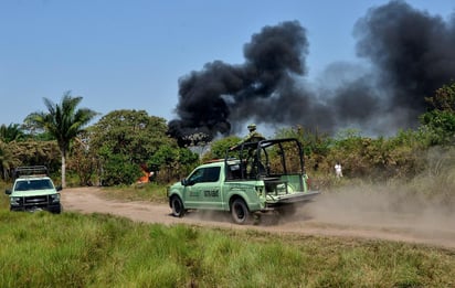 La mañana de este viernes se reportaron agresiones en contra de personal de Seguridad Física de Petróleos Mexicanos (Pemex) en la comunidad de San José Carpinteros en Puebla, por presuntos huachicoleros quienes además le prendieron fuego a las patrullas. (ARCHIVO)