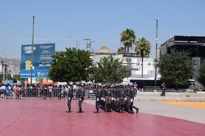 Cada contingente realizó una demostración militarizada.