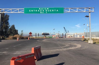 De acuerdo con el presidente, las proyecciones del gobierno anterior indicaban que el aeropuerto en el Lago de Texcoco costaría 300 mil millones de pesos y el actual en la base militar de Santa Lucía, costará 200 mil pesos.
(ARCHIVO)