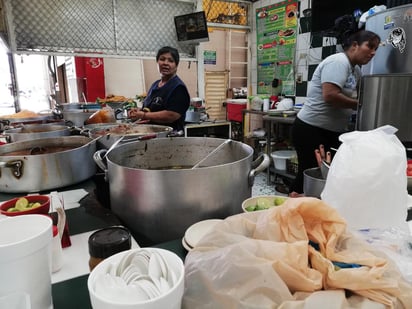 El Mercado Juárez es para muchos visitantes el lugar ideal para comer de un caldo de res, asado, mole o chiles rellenos. (EL SIGLO)
