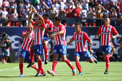 Los jugadores potosinos festejan junto al argentino Matías Catalán su anotación ante Rayados. (JAM MEDIA)