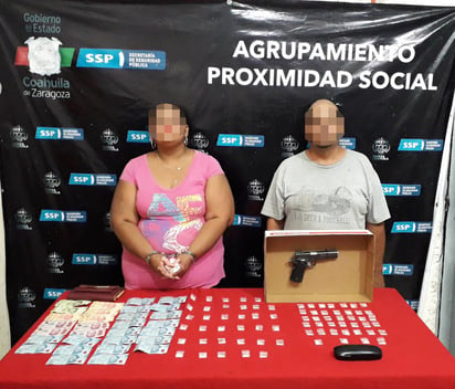 También fueron asegurados mil 400 pesos en efectivo, una réplica de arma de fuego y un vehículo. (EL SIGLO DE TORREÓN)