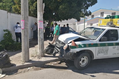 Ambos vehículos involucrados en el accidente vial terminaron con daños materiales de consideración. (EL SIGLO DE TORREÓN)