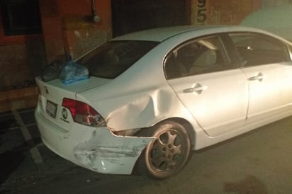 Conductor se pasa el rojo y provoca accidente; huyó en su auto y metros adelante lo dejó abandonado. (EL SIGLO DE TORREÓN)