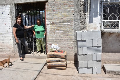 Se efectuó la entrega de paquetes de material de construcción en las colonias Cerro de la Cruz y Las Flores de Lerdo. (EL SIGLO DE TORREÒN / MA. ELENA HOLGUÍN)