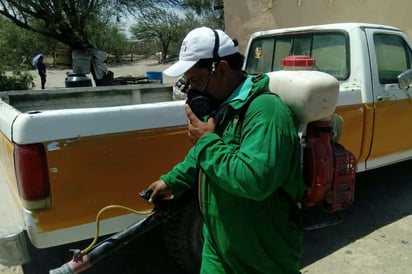 La Dirección de Salud Municipal realizó fumigaciones en domicilios de la colonia Lucio Cabañas. (EL SIGLO DE TORREÓN)