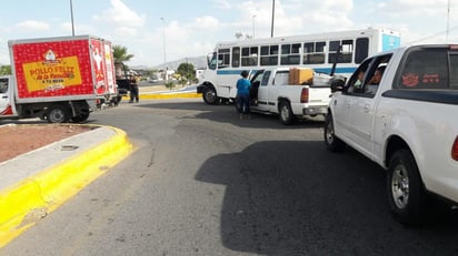 Uno de los participantes es camión de la marca International modelo 2002 de color blanco con azul, de la ruta Termo, con número económico 52, el cual era conducido por una persona de nombre Carlos Alberto. (EL SIGLO DE TORREÓN)
