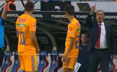 Tomás Boy, se siente apenado por la imagen que dejó el pasado domingo en el partido ante Tigres, cuando se enfrascó en dimes y diretes con el delantero André-Pierre Gignac. (ESPECIAL)