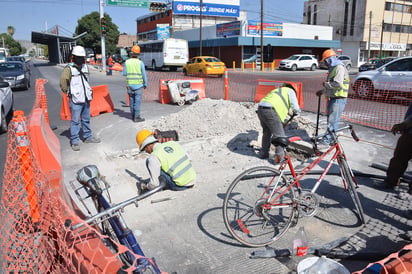 Reabren carril del Metrobús para terminar interconexiones de tubería con el Simas Torreón. (FERNANDO COMPEÁN)