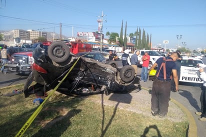 El conductor de la unidad le 'cortó' el paso al otro vehículo, el cual volcó sobre el camellón. (EL SIGLO DE TORREÓN)