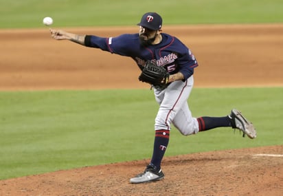 Ante su exequipo, Sergio Romo lanzó un octavo inning perfecto, en su debut con los Mellizos; el mexicano ponchó a un enemigo. (AP)