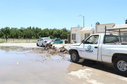 En atención a los reportes ciudadanos que llegan a la dependencia, Simas San Pedro repara fugas en distintas colonias. (EL SIGLO DE TORREÒN / BEATRIZ SILVA)